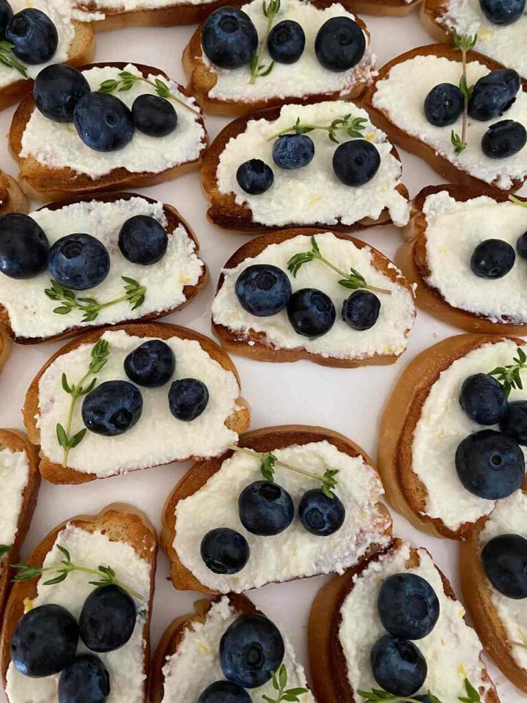 crostini con crema di parmigiano reggiano di montagna e mirtilli
