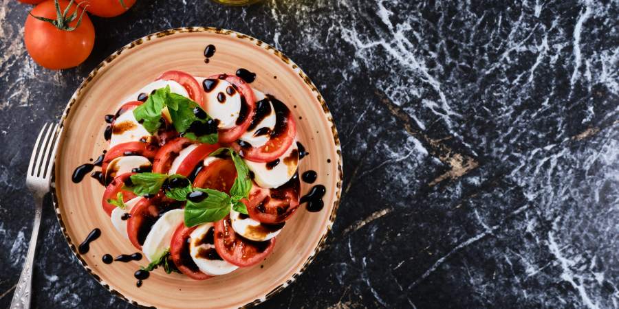 Insalata caprese rivisitata con i prodotti Gustoemilia - Parmigiano Reggiano di Montagna
