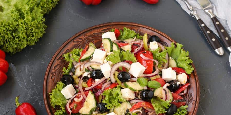 Insalata Greca rivisitata con i prodotti di Gustoemilia - Parmigiano Reggiano di Montagna